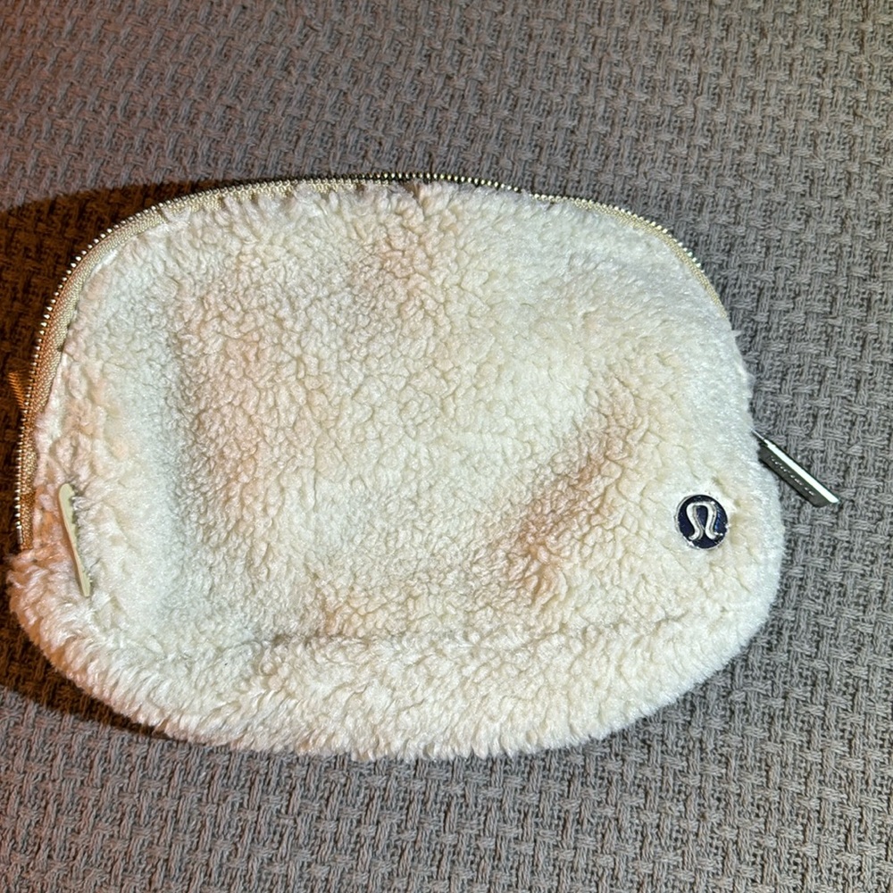 gently used lululemon fleece 1L belt bag